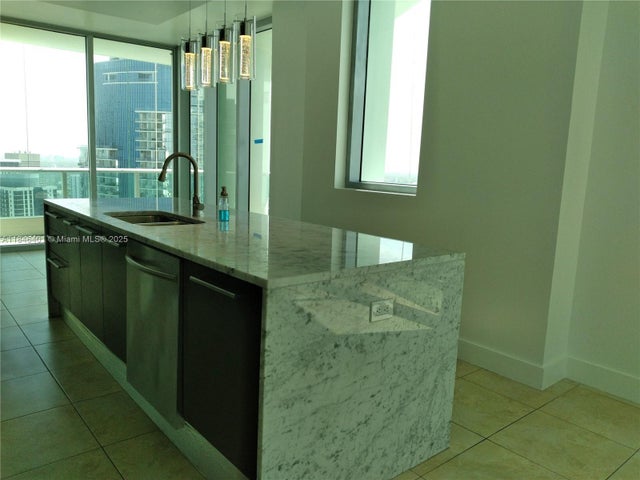 5 of 13 - 900 Biscayne Blvd 5512, Miami, FL
