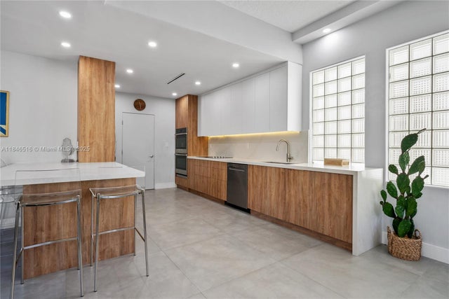 3 of 24 - 3095 Ne 208th Ter, Aventura, FL