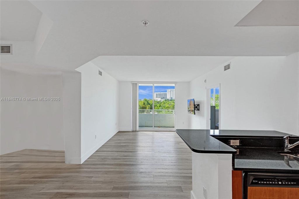 2775 Ne 187th St 202, Aventura