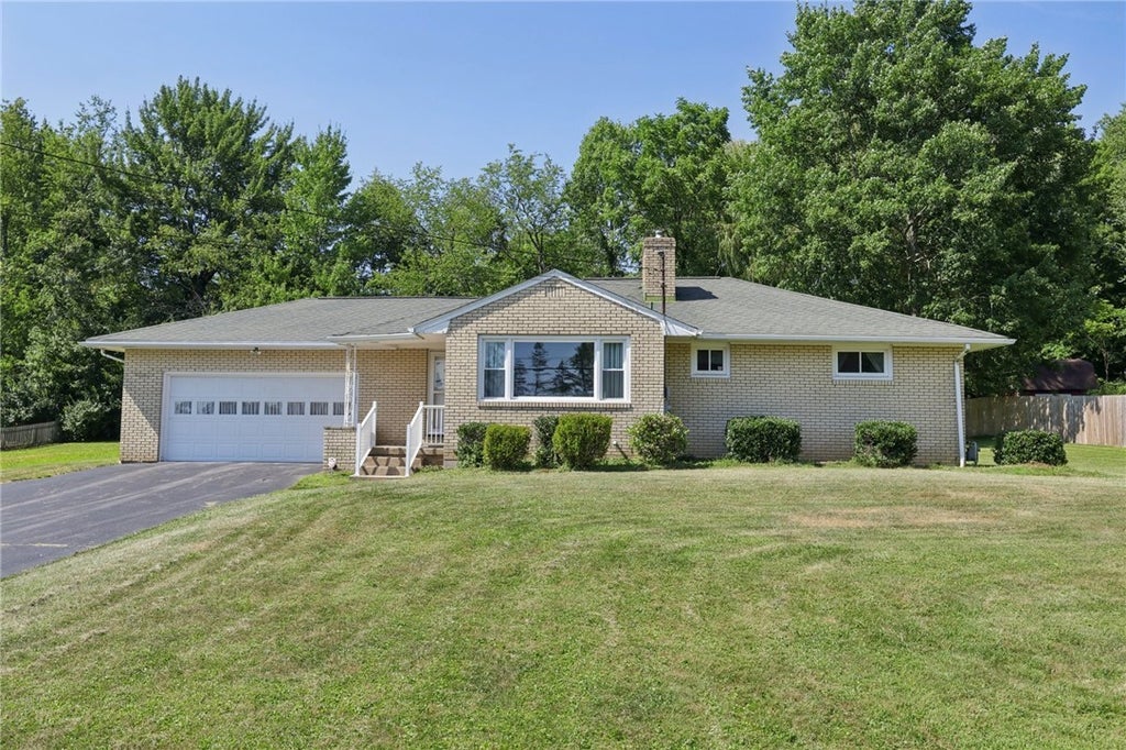 222 Sunset Drive, Neshannock