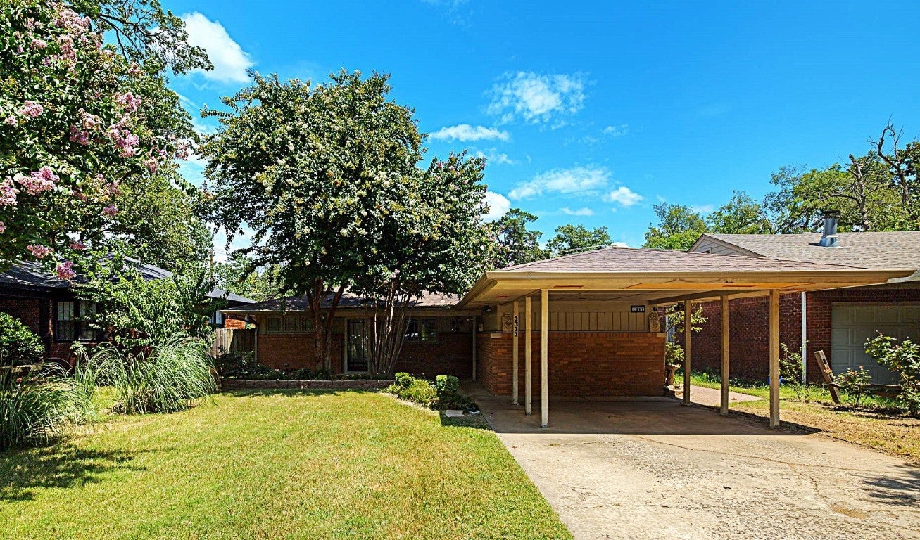 Residential Real Estate for Sale located in the neighborhood of Hardie Rucker, in the city of Norman, OK