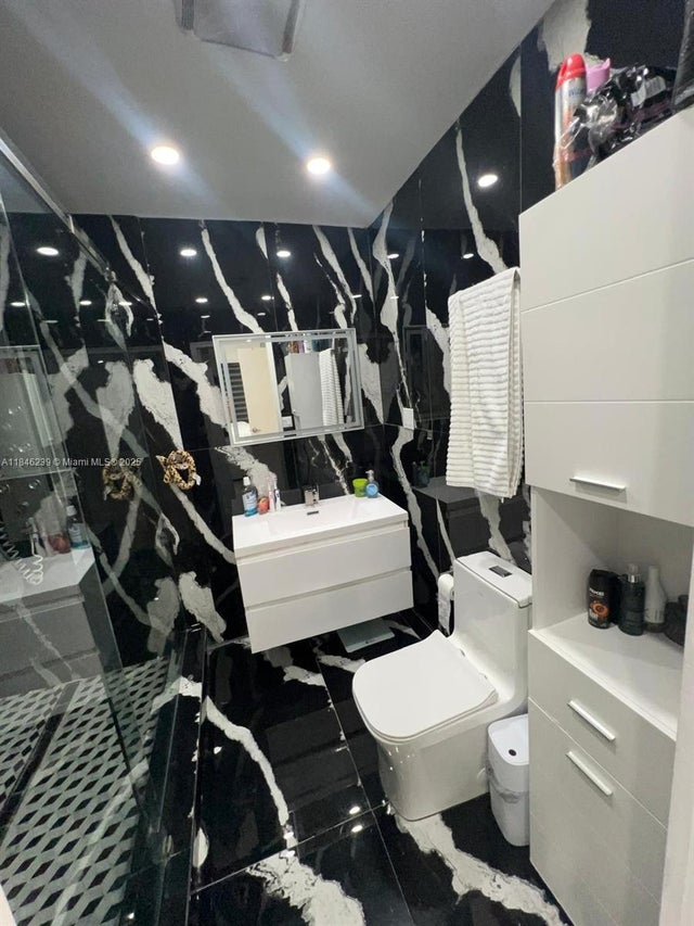 3 of 35 - 2920 Sw 69th Ave, Miami, FL
