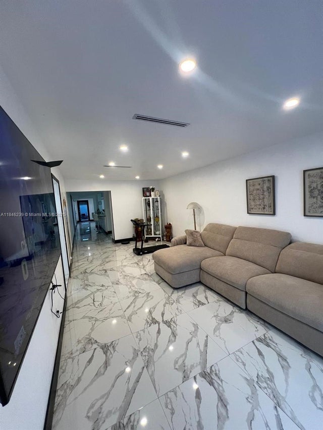 5 of 35 - 2920 Sw 69th Ave, Miami, FL