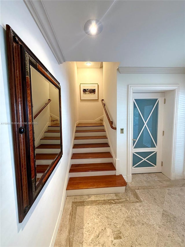 3 of 38 - 3508 Bayshore Villas Dr, Miami, FL