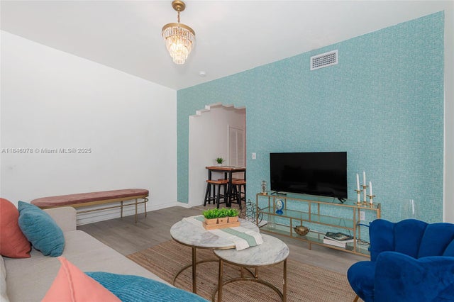 5 of 37 - 530 15th St 104, Miami Beach, FL