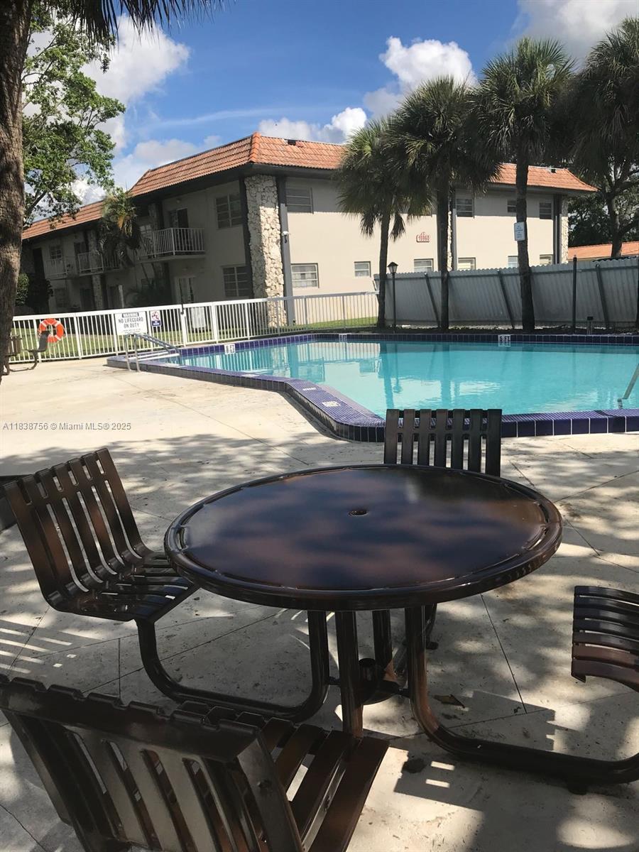 13920 Lake Placid Ct B15, Miami Lakes