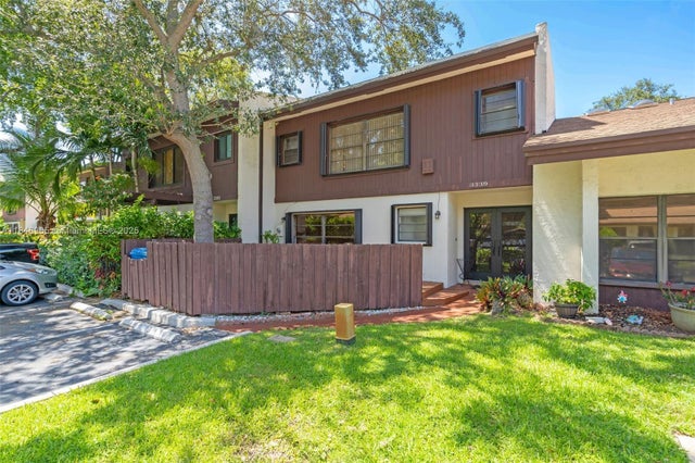 2 of 31 - 3339 Oak Dr, Hollywood, FL