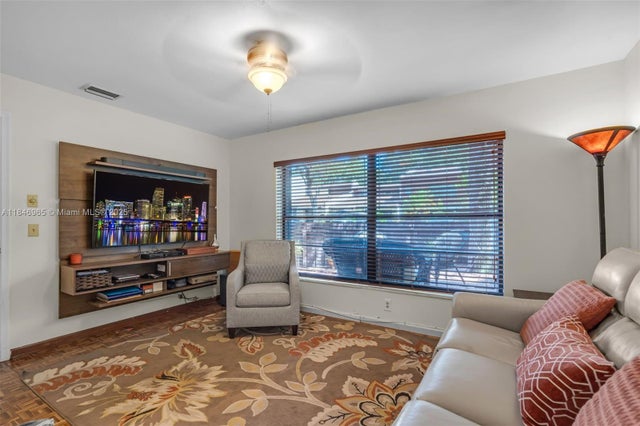 4 of 31 - 3339 Oak Dr, Hollywood, FL
