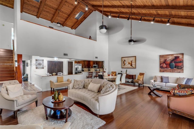 5 of 31 - 3339 Oak Dr, Hollywood, FL