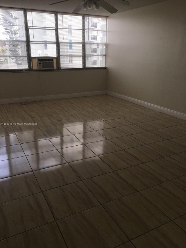 4 of 7 - 2025 Ne 164th St 205, North Miami Beach, FL