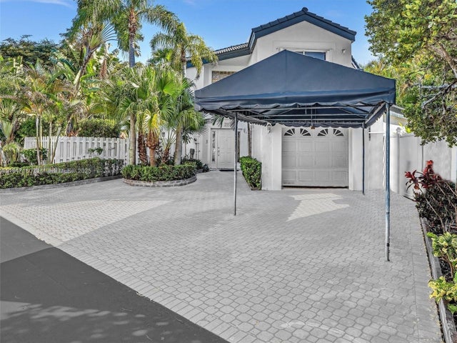 4 of 36 - 250 Ne 212th St, Miami, FL