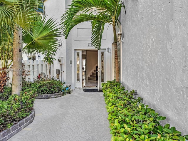 5 of 36 - 250 Ne 212th St, Miami, FL