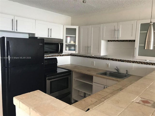 2 of 39 - 3475 N Country Club Dr 516, Aventura, FL