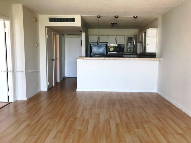 3 of 39 - 3475 N Country Club Dr 516, Aventura, FL