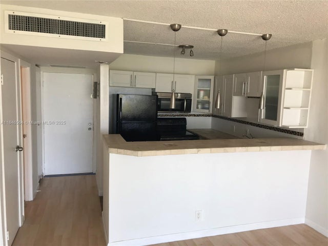 4 of 39 - 3475 N Country Club Dr 516, Aventura, FL