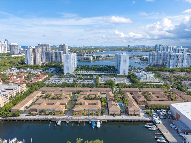 1 of 33 - 2861 Ne 185th St 305, Aventura, FL