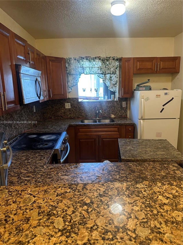3 of 14 - 1845 Nw 44th St, Miami, FL