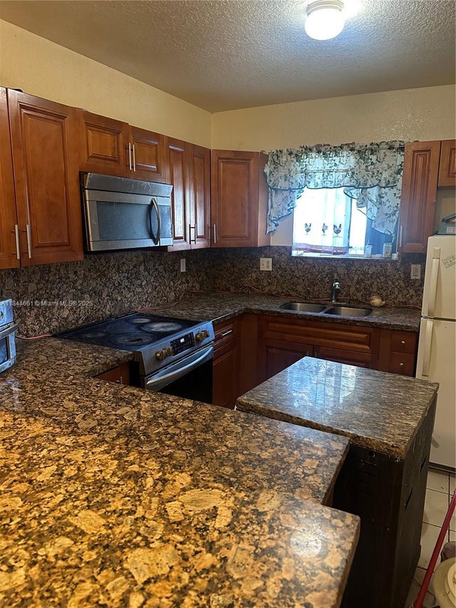 4 of 14 - 1845 Nw 44th St, Miami, FL