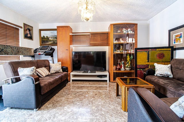 3 of 24 - 8621 Nw 35th Ct, Miami, FL