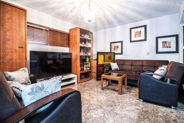 4 of 24 - 8621 Nw 35th Ct, Miami, FL