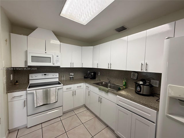 4 of 38 - 13821 Sw 42nd Ter, Miami, FL