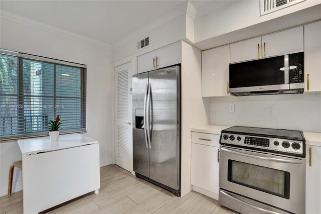 4 of 20 - 924 Se 2nd St 32, Fort Lauderdale, FL