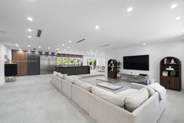 2 of 22 - 20600 Ne 22nd Ct, Aventura, FL