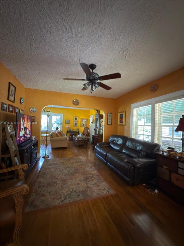 4 of 17 - 537 Glen Way, Miami Springs, FL