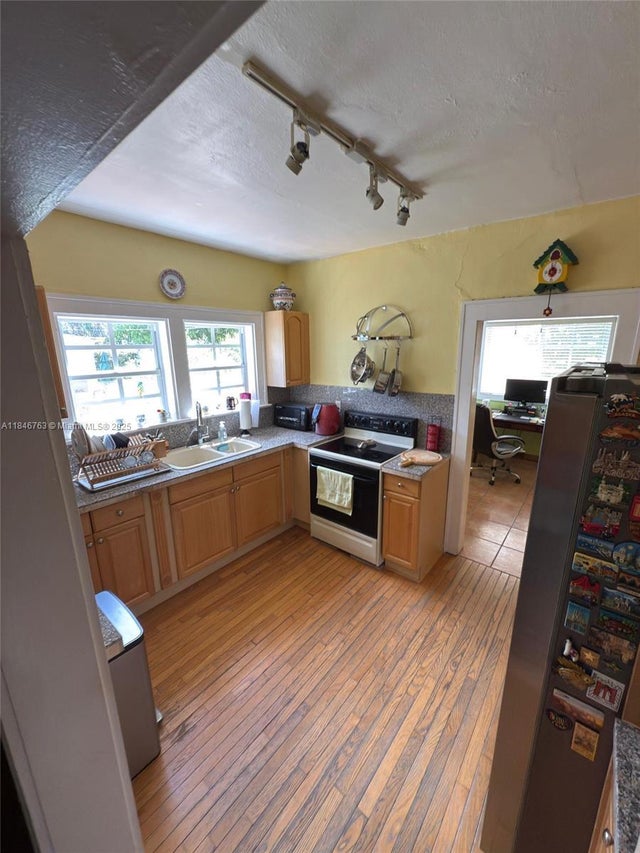 5 of 17 - 537 Glen Way, Miami Springs, FL