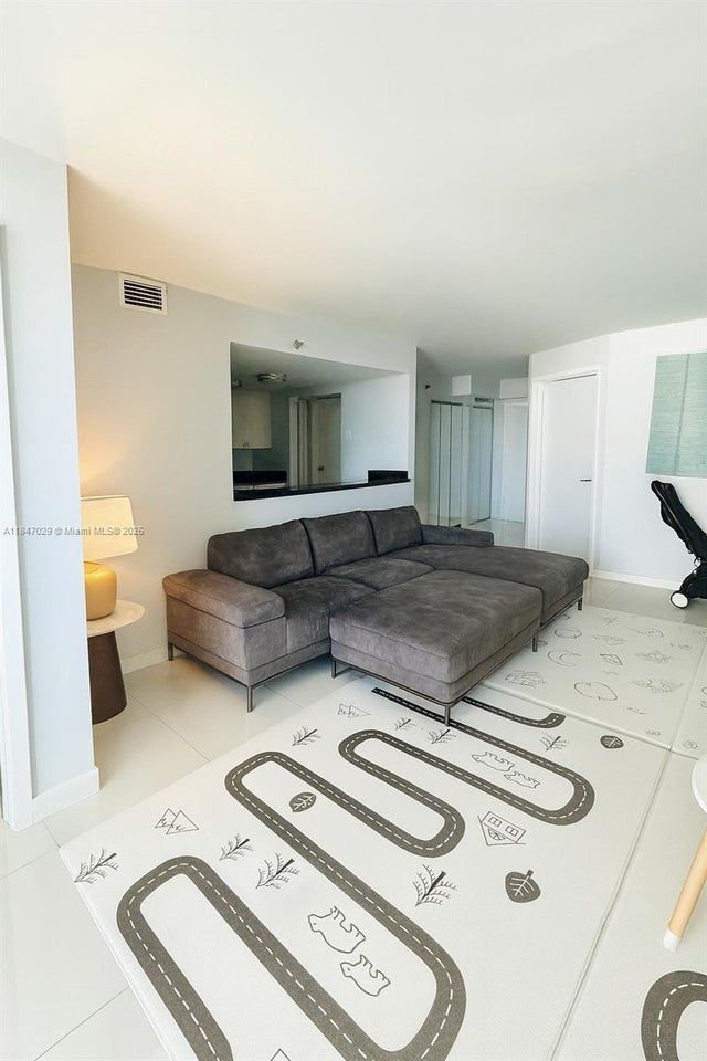 3 of 24 - 2401 Collins Ave 1209, Miami Beach, FL