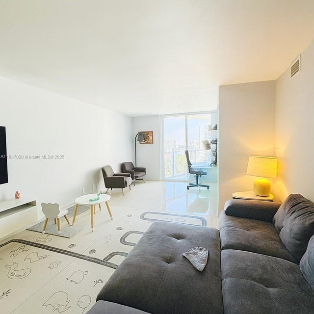 4 of 24 - 2401 Collins Ave 1209, Miami Beach, FL