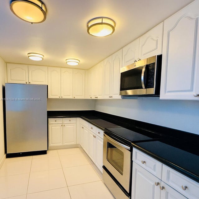 5 of 24 - 2401 Collins Ave 1209, Miami Beach, FL