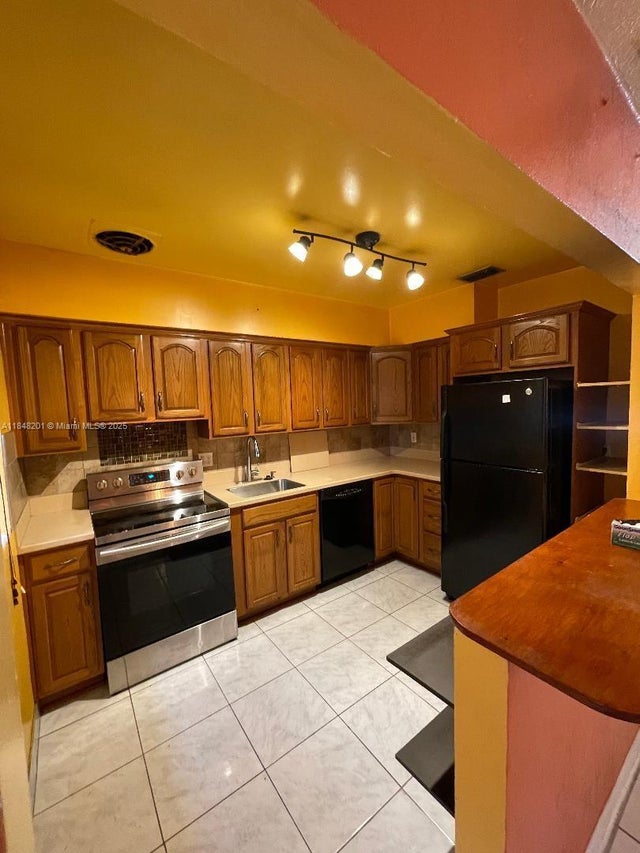 4 of 13 - 412 E Evanston Cir, Fort Lauderdale, FL