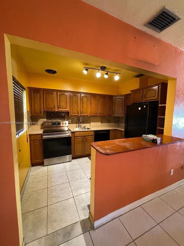 5 of 13 - 412 E Evanston Cir, Fort Lauderdale, FL