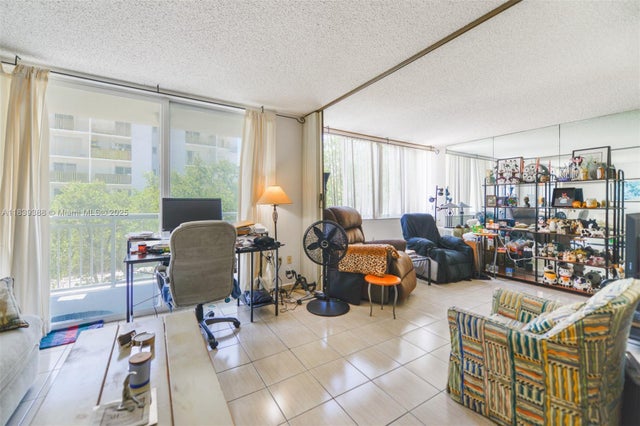 2 of 30 - 1345 Lincoln Rd 303, Miami Beach, FL