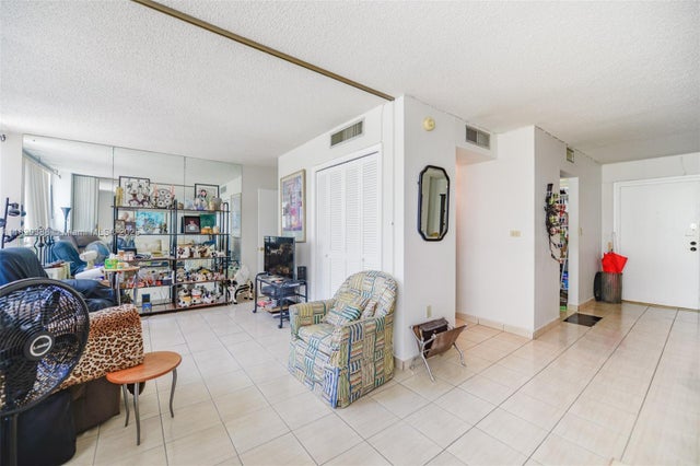 4 of 30 - 1345 Lincoln Rd 303, Miami Beach, FL