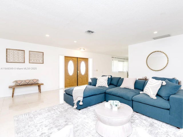 3 of 26 - 4800 Polk St, Hollywood, FL
