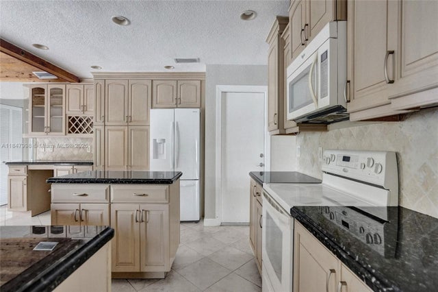 2 of 37 - 571 Se 11th St, Pompano Beach, FL