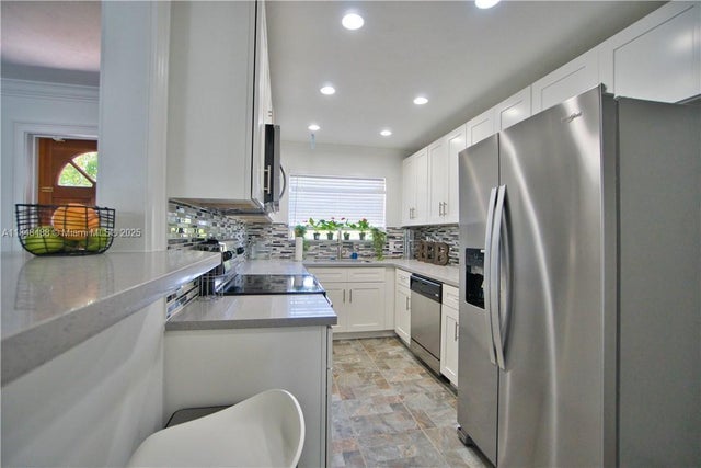 4 of 18 - 1419 N 16th Ct, Hollywood, FL