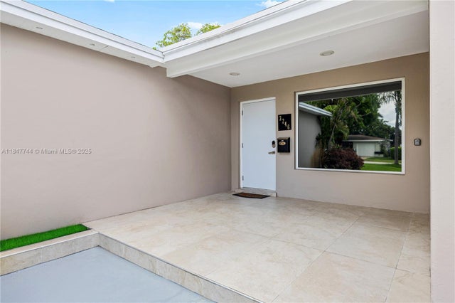 4 of 41 - 3246 Pierce St, Hollywood, FL