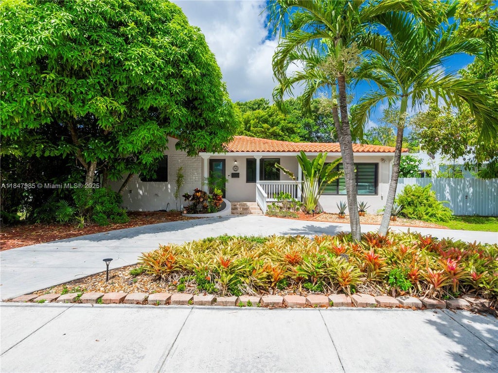 32 Hammond Dr, Miami Springs