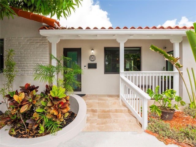 5 of 37 - 32 Hammond Dr, Miami Springs, FL