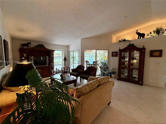 5 of 20 - 645 Se 25th Ln, Homestead, FL