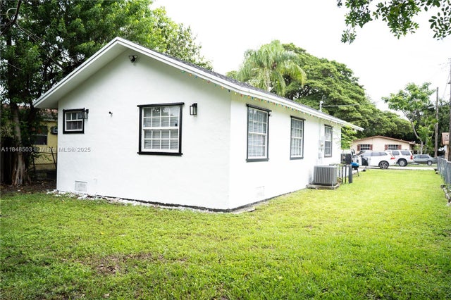 4 of 26 - 2160 Nw 45th St, Miami, FL