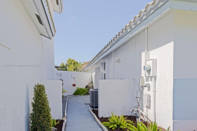 3 of 24 - 15060 Norfolk Ln, Davie, FL