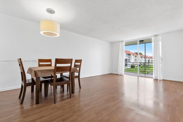 4 of 32 - 2800 W Sunrise Lakes Dr 202, Sunrise, FL