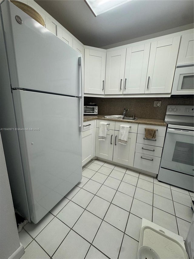 3 of 23 - 9061 Sunrise Lakes Blvd 206, Sunrise, FL