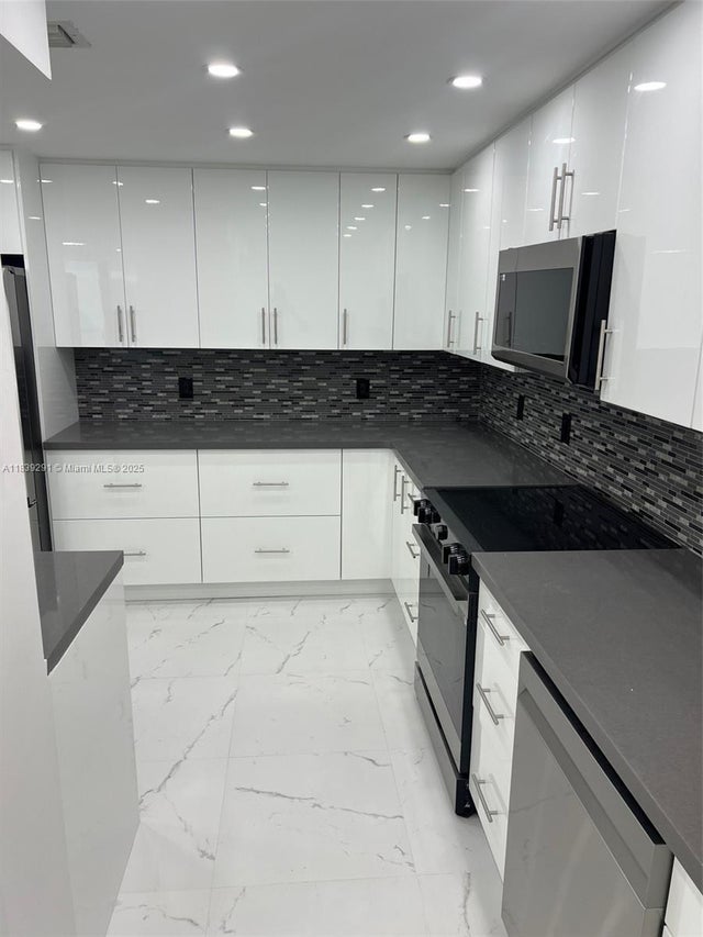 3 of 24 - 9801 Collins Ave 15x/complete Renovated, Bal Harbour, FL