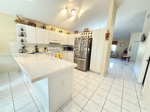 5 of 20 - 16884 Sw 142nd Ct, Miami, FL