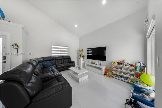 5 of 32 - 18858 Nw 63rd Ct Cir, Hialeah, FL